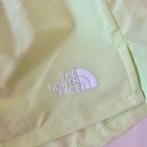 The North Face Women’s Short Court Size Medium Lime Cream
